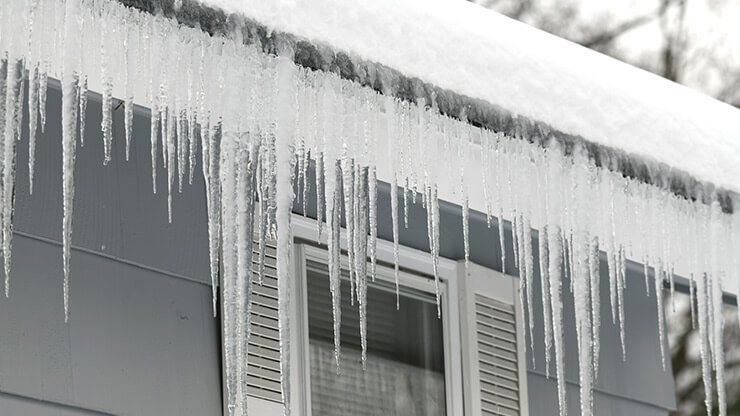 Exemple d'accumulation de glace sur le toit
