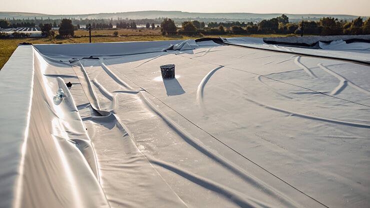 Installation de membrane TPO sur un toit plat.