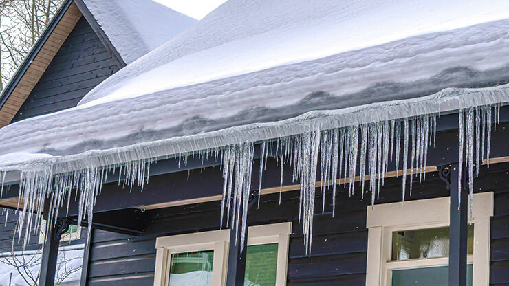 Accumulation de glace sur une toiture.