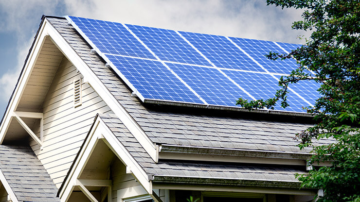 Panneaux solaires installés sur un toit.