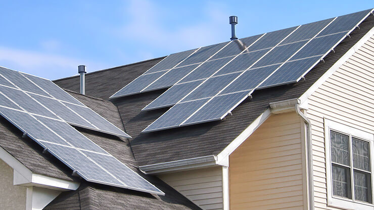 Panneaux solaires sur un toit.