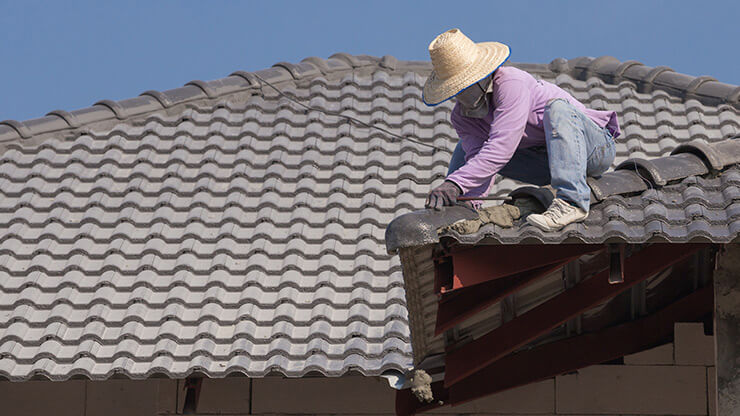Installation d'un toit en tuile de béton.