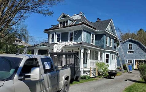 Installation de toiture de bardeaux à Coaticook.