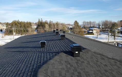 Installation de toiture de bardeaux à Coaticook.